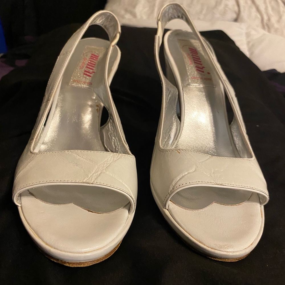 Women’s size 9 Mauri Alligator Sling Back pumps.